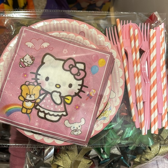 Hello Kitty 47 Piece Pink and White Party Tableware Set - Picture 7 of 13
